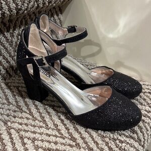 Bagley Mischka Black Soarkly Girls heels size 4